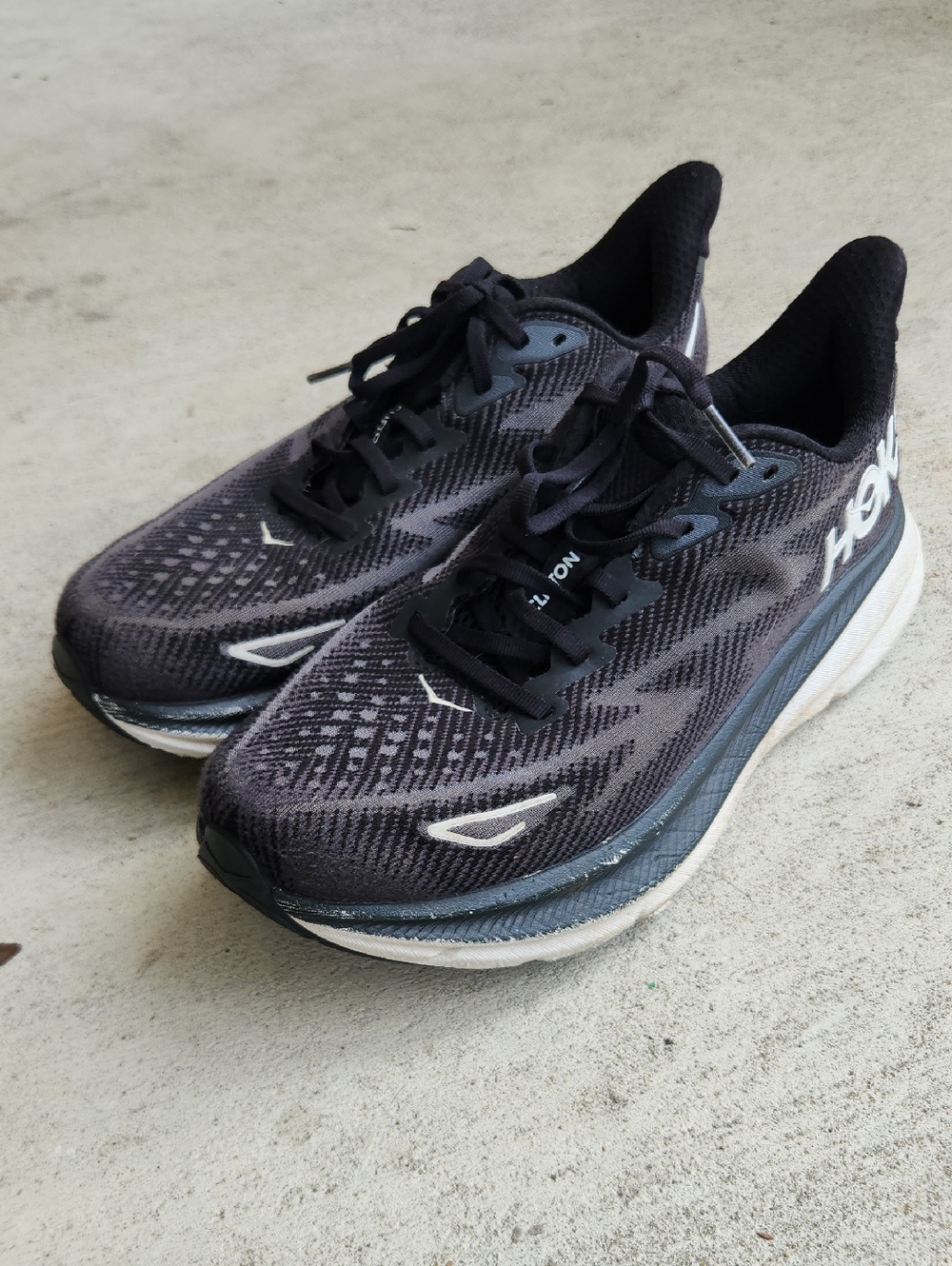 HOKA Clifton 9 Women Black/White Running Shoes Size 9D